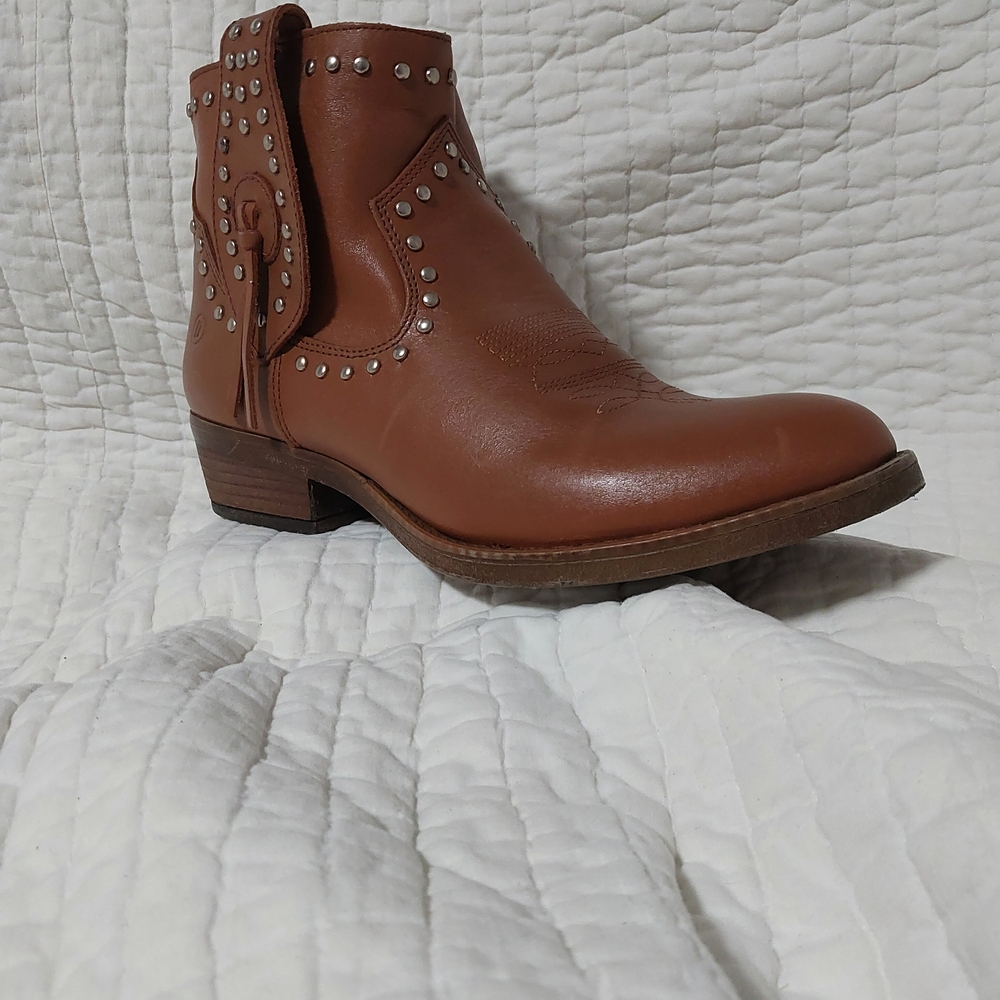 Dingo Women's size 10 Camel Destry Studded Western Booties
